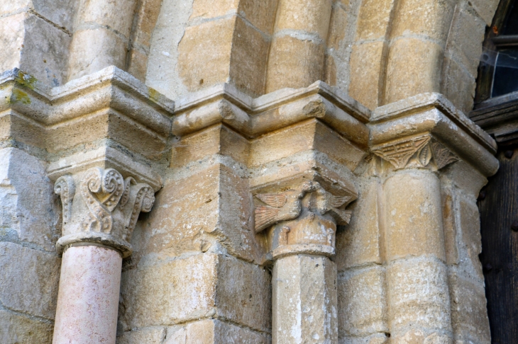 Chapiteaux du portail de l'église Saint Georges. - Ciron
