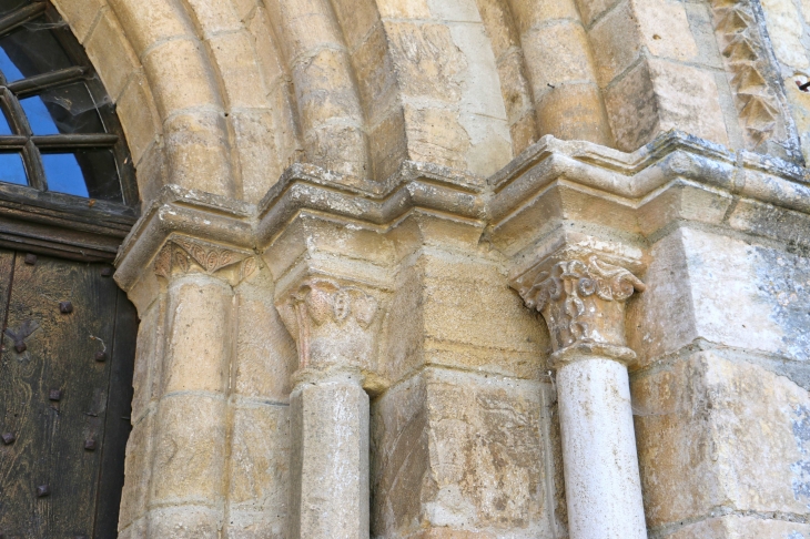 Chapiteaux du portail de l'église Saint Georges. - Ciron