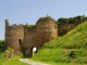 Ruines de la forteresse de Cluis-Dessous. Châtelet d'entrée à pont levis du XIVème siècle.
