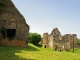 Ruines de la forteresse de Cluis-Dessous. Le logis du XIVème XVème siècle et la chapelle à gauche.
