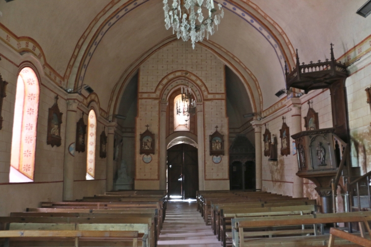 La nef vers le portail de l'église Saint Ambroix. - Douadic