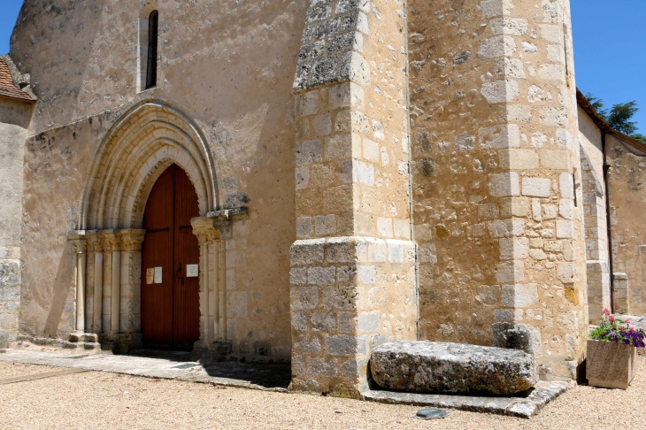 Façade occidentale de l'église Saint Ambroix : a droite  - Douadic