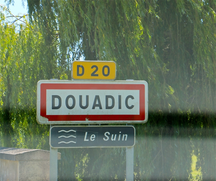 Autrefois : signifie Hoëdic, île du sud de la Bretagne, dont étaient originaires les fondateurs de la commune. - Douadic