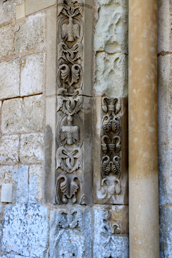 Abbaye Notre Dame : détail du portail de l'abbatiale. - Fontgombault