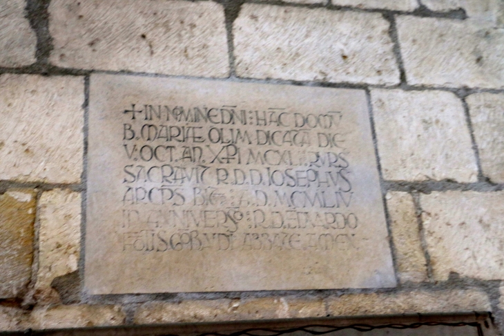 Plaque dans le sol de l'église Abbatiale - Fontgombault