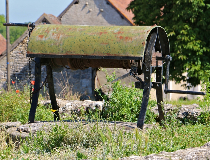Ancien puits au hameau d'Asnières. - Fontgombault