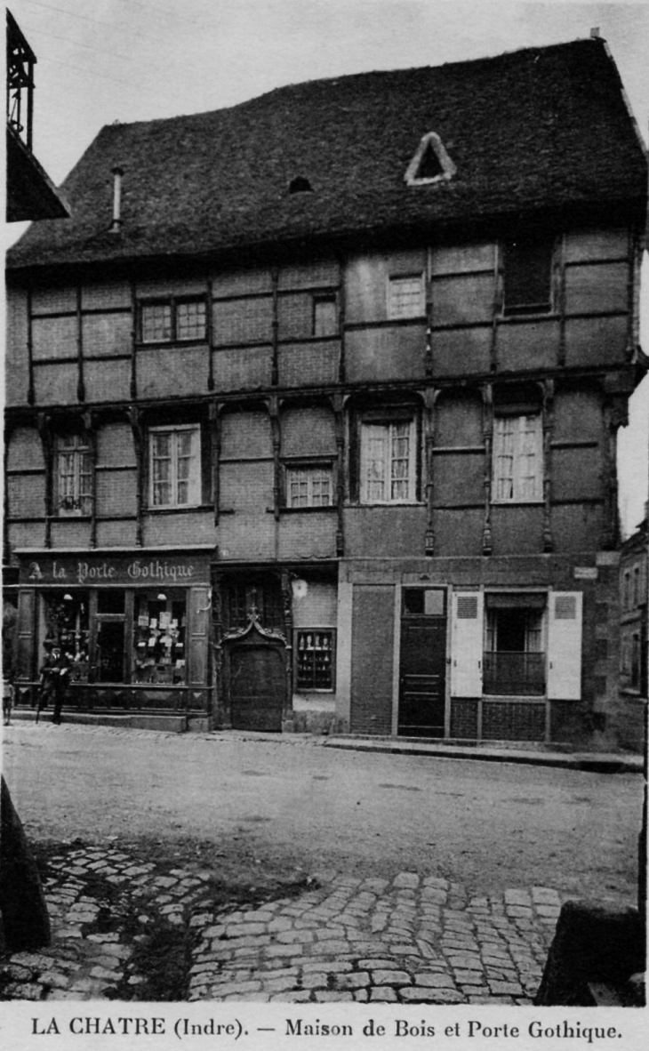 Maison de bois et porte gothique, vers 1920 (carte postale ancienne). - La Châtre