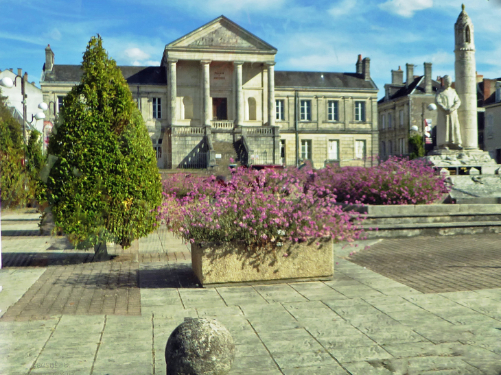 Place de la République :  le palais de justice - La Châtre