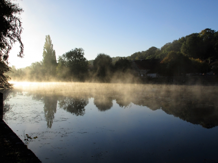 Brume matinale sur la Creuse, au BLANC (Indre). - Le Blanc