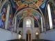 Eglise Notre Dame : fresques modernes exécutées par Jorge Carrasco. La nef vers le portail.
