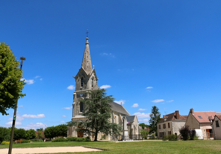 Eglise Saint Jean Baptiste du XIXe siècle et le village. - Lureuil