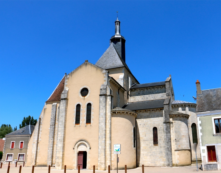 L'abbatiale Saint Pierre construite entre le XIe siècle et le XVe siècle. - Méobecq