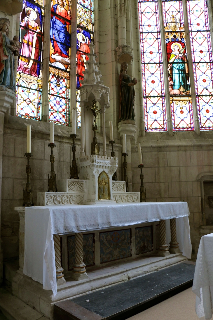 Eglise Saint Sulpice : le Maître Autel dans le choeur. - Palluau-sur-Indre
