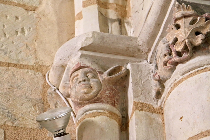 Chapiteaux de l'église Saint Sulpice. - Palluau-sur-Indre