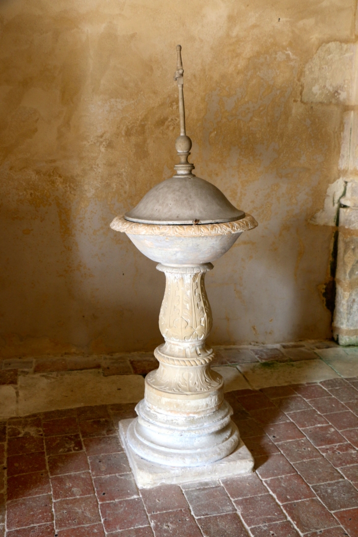 Eglise Saint Sulpice : les fonts baptismaux. - Palluau-sur-Indre