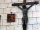 dans l'église : chemin de croix moderne sculpté par un moine de Fontgombault
