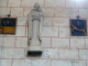 dans l'église : chemin de croix moderne sculpté par un moine de Fontgombault