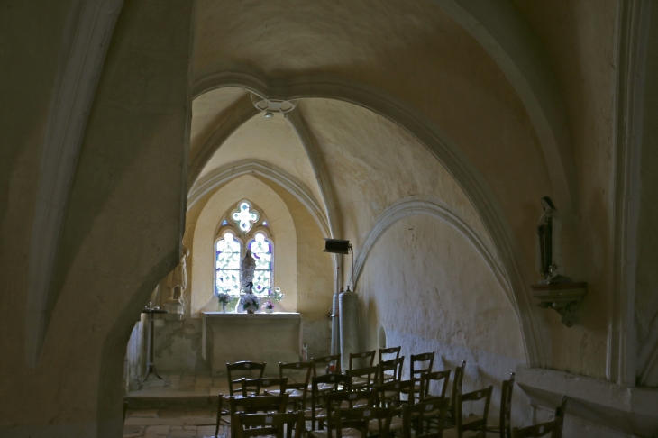 Eglise Saint Aignan : la nef latérale droite avec la statue de Saint Aignan. - Saint-Aigny