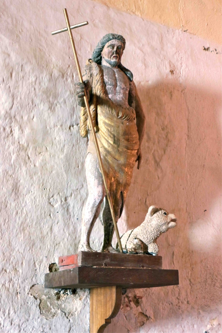 L'église Saint Aignan, abrite une statue en bois de Saint Jean Baptiste qui était autrefois placée au niveau de la source saint Jean. Elle daterait du XVIIIe siècle. - Saint-Aigny