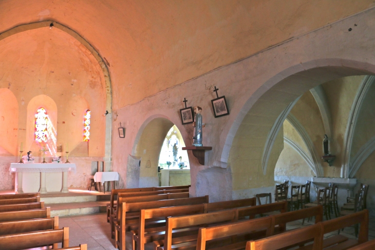 Eglise Saint Aignan : la nef et son collatéral droit. - Saint-Aigny