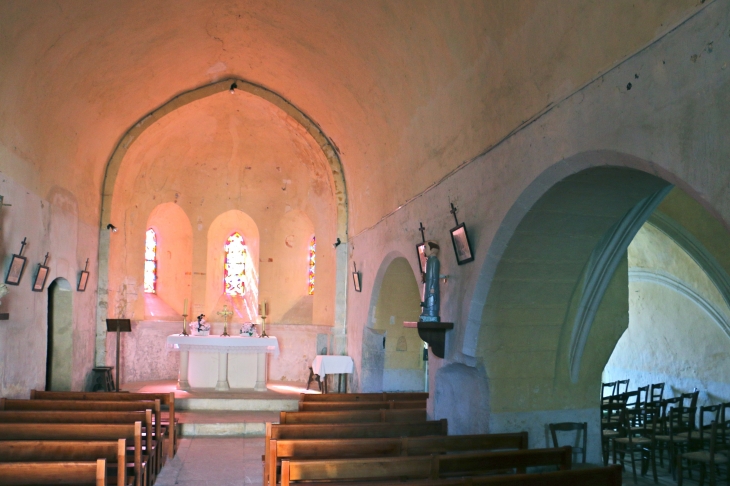 Eglise Saint Aignan : la nef vers le choeur. - Saint-Aigny