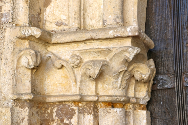 Chapiteaux sculptés du portail de l'église Saint Aignan. - Saint-Aigny