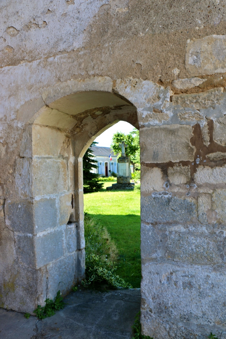 Du porche de l'église Saint Aignan. - Saint-Aigny
