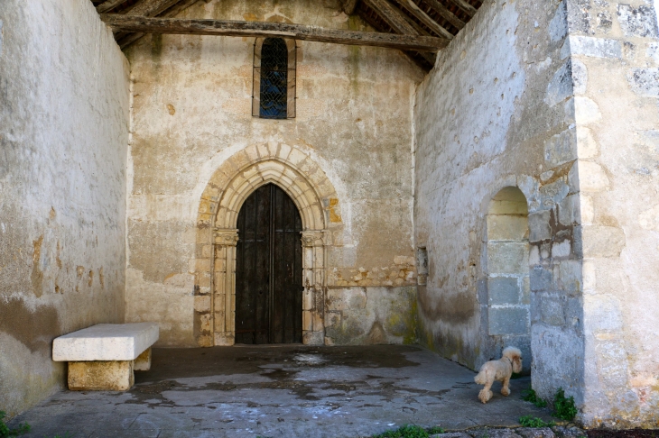 Le porche de l'église Saint Aignan. - Saint-Aigny