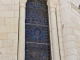 Une fenêtre de l'abside l'église Saint Genou (ancienne abbatiale).