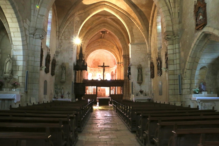 Eglise Saint Marcel : vue d'ensemble de l'église : c'est une simple nef sans collatéraux. On aperçoit au fond le jubé de bois et la poutre de gloire. - Saint-Marcel
