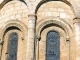 Détail du chevet, deux des trois fenêtres romanes du choeur, elles sont enjolivées par des têtes d'animaux fabuleux.  de l'église Saint Marcel.