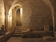 Eglise Saint Marcel : la crypte. On peut y voir des pierres sculptées sans doute d'origine carolingienne.