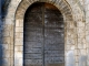 Eglise saint Marcel : le portail roman sur la façade : il comprend deux arcs plein cintre surmontés d'une archivolte en pointes de diamant. La 2ème voussure représente vraisemblablement les signes du zodiaque.
