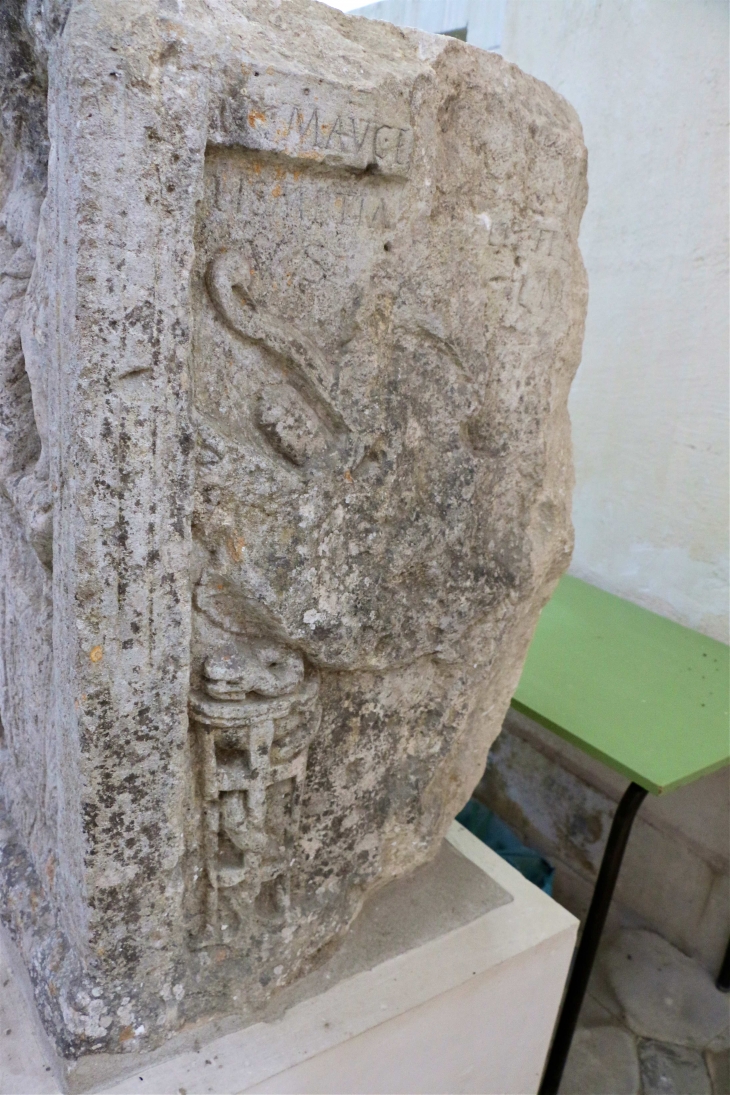 Autel votif gallo-romain découvert en 1856 dans le sol, lors de la démolition de l'église romane. Face avant Ouest. - Vendœuvres