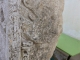 Autel votif gallo-romain découvert en 1856 dans le sol, lors de la démolition de l'église romane. Face avant Ouest.