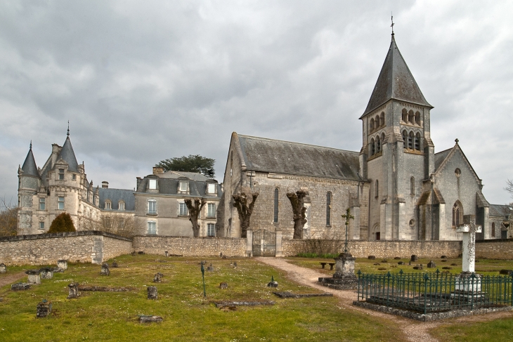  L'ancien cimetière paroissial avec le calvaire et la tombe de Royer-Collard.  L’histoire de ce cimetière est liée à la famille qui occupa le château.    - Châteauvieux