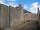  Cour-sur-Loire, hameau du Vivier.  La plupart des maisons sont fermées et sont séparées par des grands murs de pierre. 