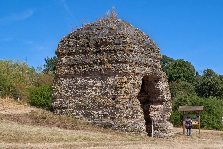 La tour de Grisset , vestige d'un ensemble gallo-romain du IIe siècle. Cette ensemble comprenait des thermes, un puits, des bâtiments annexes, un fanum. Le fanum est un petit temple gallo-romain. La tour de Grisset constitue la partie centrale, ou  - Fréteval
