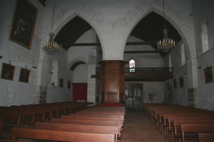 Intérieur de l'église de Pezou