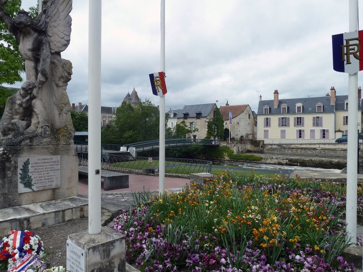 Vue du monument aux morts - Romorantin-Lanthenay