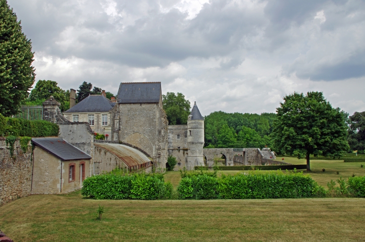 Château de saint-Denis-sur-Loire.  Le château dans sa forme actuelle fut édifié au XVIIIe siècle.  De l'édifice féodal antérieur, subsiste la ceinture des douves et le soubassement des anciennes tours.  Le château est resté dans la même famille depuis 134