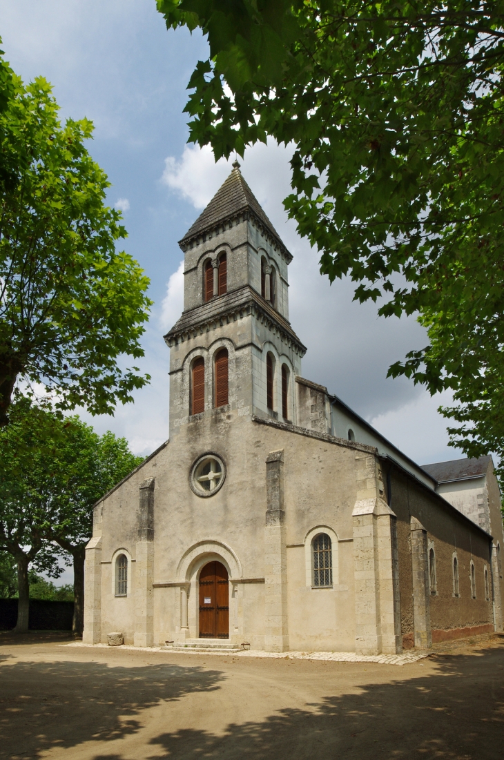 L'église à été construite après 1852, en remplacement de celle du château.  Un tableau de Bernard Lorjou (Mon village, L'église Rose) représente l'église de Saint-Denis-sur-Loire