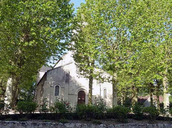 L'église derrière les arbres - Saint-Denis-sur-Loire