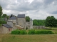 Photo suivante de Saint-Denis-sur-Loire Château de saint-Denis-sur-Loire.  Le château dans sa forme actuelle fut édifié au XVIIIe siècle.  De l'édifice féodal antérieur, subsiste la ceinture des douves et le soubassement des anciennes tours.  Le château est resté dans la même famille depuis 134
