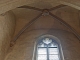 Chapelle Saint Genou. La clef de voûte de la chapelle nord est ornée d’un ange qui porte un écusson avec trois poissons (symbole des premiers chrétiens)