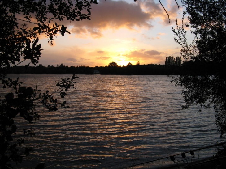 Couché de soleil sur le plan d'eau - Tréhet