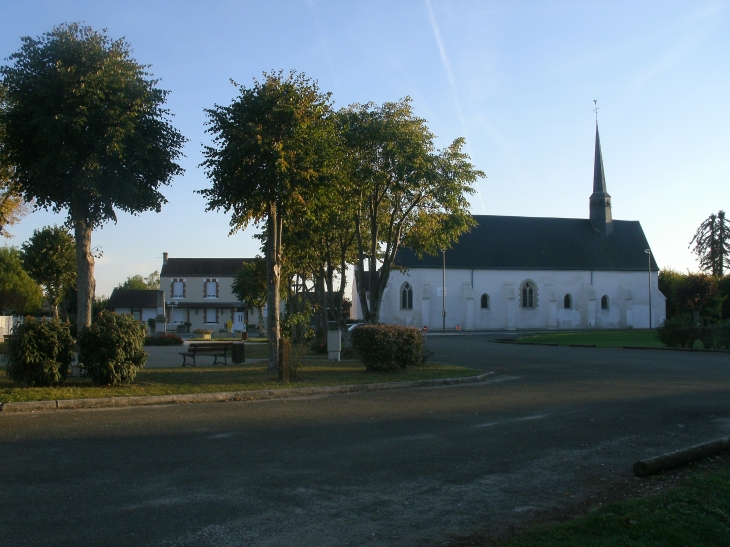 L'église et l'ancienne auberge - Chanteau