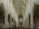 Notre-Dame de Cléry.  La nef.  La nef a sept travées et deux collatéraux. Avec ses 78 mètres de long et ses 27 mètres de hauteur sous voûtes, l'église atteint les dimensions d'une petite cathédrale. 
