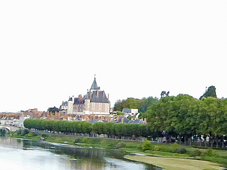 Vue sur la ville au bord de la Loire - Gien