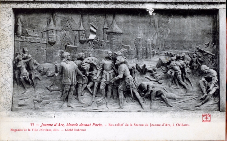 Jeanne d'Arc blessée devant Paris, vers 1910 (carte postale ancienne). - Orléans